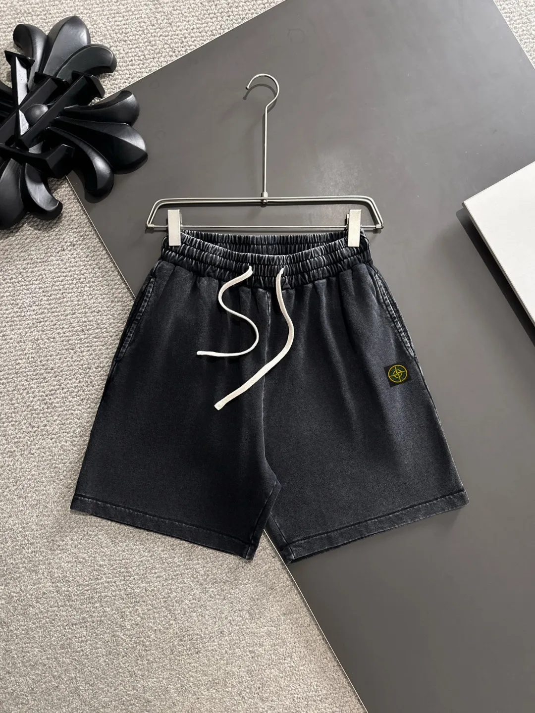 🅿️330 shipped next day. High-quality Stone Island/Stone Island 2025 spring and summer new elastic band casual solid color loose shorts. The hem of the trousers is stitched with two stitches. The stitching is fine and firm. The fabrics customized by the counter are highly breathable and comfortable. The details are impeccable. The design concept of brand elements reflects high quality. It feels delicate and soft! It presents a casual cut and the upper body shape is great! Size: S-XXL